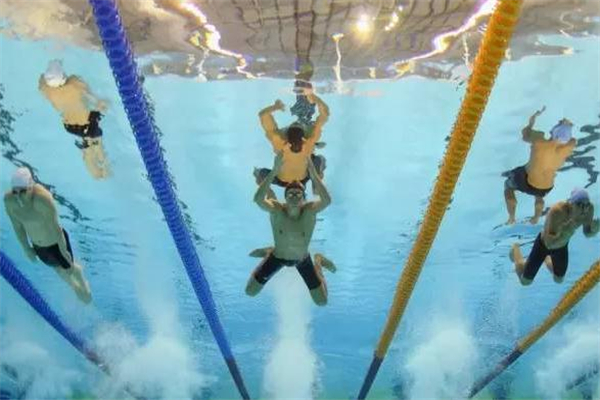 蛙泳蹬腿小技巧(蛙泳蹬腿窍门)