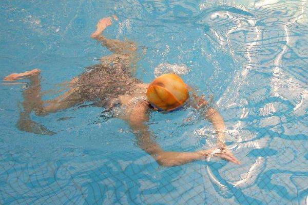 蛙泳换气小技巧(蛙泳换气小技巧)