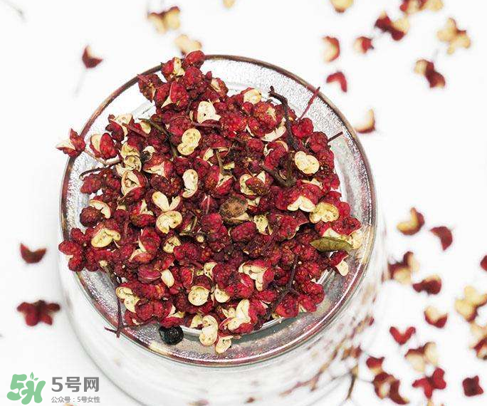 花椒泡脚能治白发吗,花椒泡脚能使白发变黑是真的吗? 花椒泡脚能治白发吗,花椒泡脚能使白发变黑是真的吗?