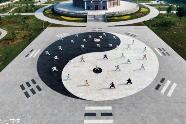 20岁适合什么护肤品(20岁适合的护肤品品牌)