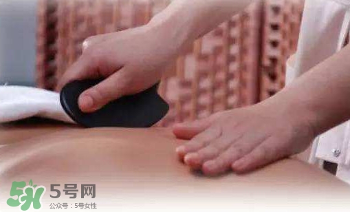 刮痧刮出来的痧是什么东西,刮痧刮出来的痧是什么样的图片