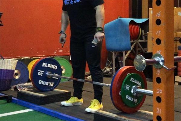 直腿硬拉动作过程(直腿硬拉动作要领)