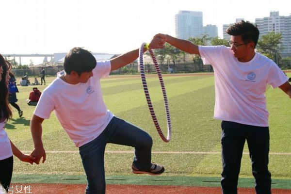 怎么转呼啦圈正确姿势(怎么转呼啦圈正确姿势视频)