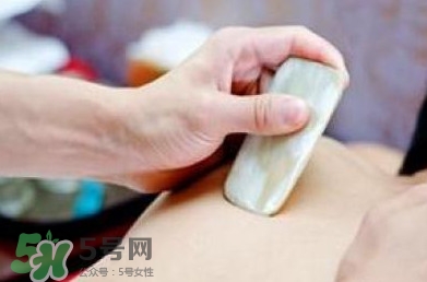 站姿杠铃推举动作标准(站姿杠铃推举正确姿势) 站姿杠铃推举动作标准(站姿杠铃推举正确姿势)