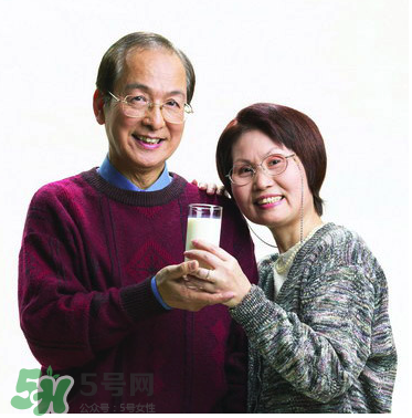 老人可以喝婴儿奶粉吗,老人喝的奶粉小孩可以喝吗