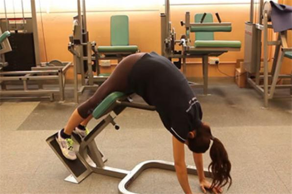 山羊挺身动作标准(山羊挺身动作标准)