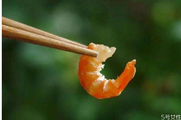 脊尾白虾为什么是红色的呢(虾尾是红色的是什么虾)