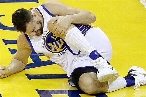 打篮球怎么保护膝盖(男生打篮球膝盖疼怎么办)