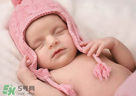 婴儿睡觉打鼾正常吗,宝宝睡觉打鼾是什么原因引起的