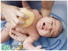 宝宝可以用艾叶水洗澡吗,宝宝可以经常用艾叶水洗澡吗