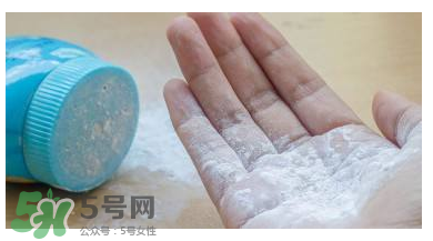 痱子粉能当爽身粉用吗,痱子粉和爽身粉哪个可以经常用的危害曝光