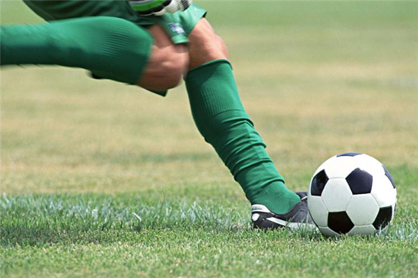 踢足球常见技巧(踢足球的基本技巧) 踢足球常见技巧(踢足球的基本技巧)