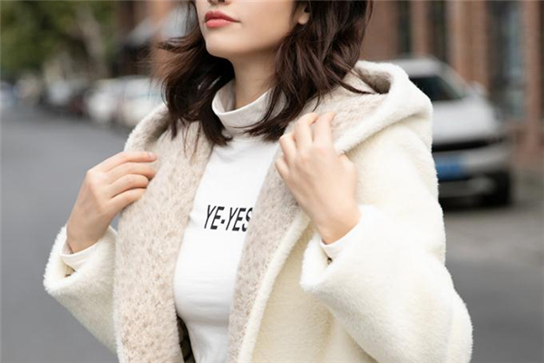 白色貂皮大衣为什么发黄,纯白色貂皮大衣变黄什么原因