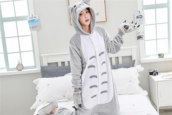 婴儿睡觉要脱连体衣吗,连体睡衣可以穿着睡觉吗