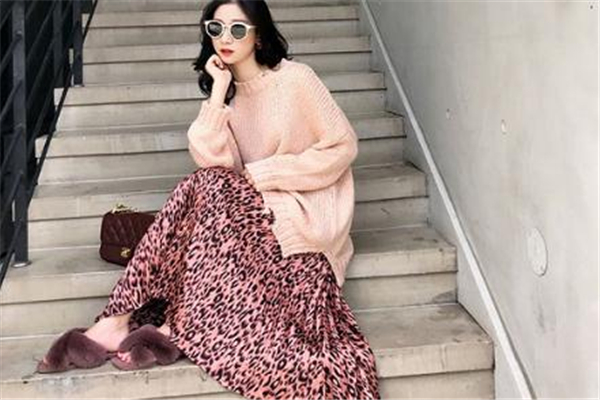 长款百褶裙搭配什么上衣好看,长款百褶裙搭配什么上衣好看冬季