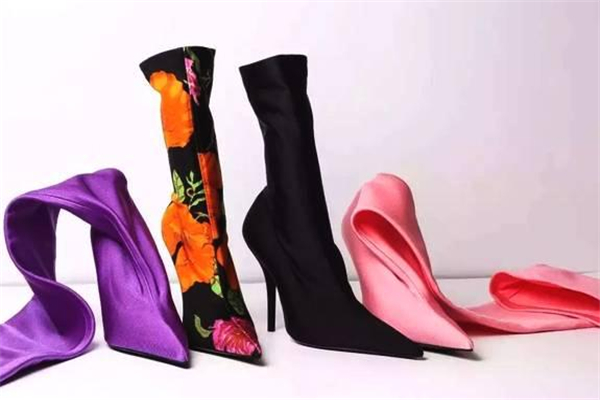 如何选购袜子,靴袜怎么穿好看