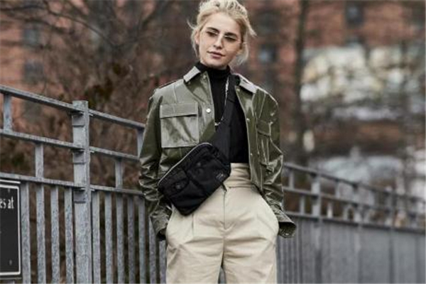 穿皮衣搭配什么包包,穿皮衣背什么包