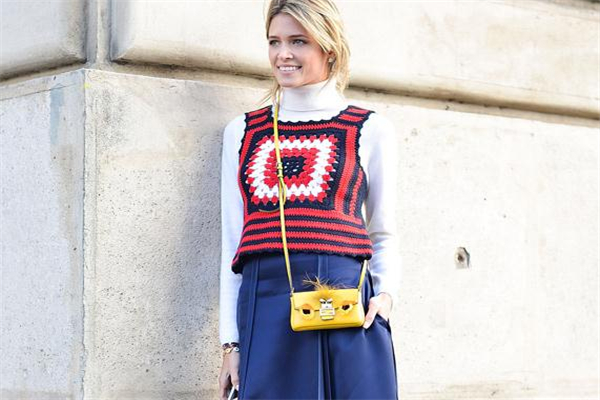 斜挎包背在什么位置合适,斜挎包背哪边 斜挎包背在什么位置合适,斜挎包背哪边