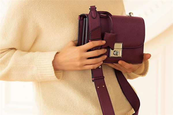 斜挎包的背法,背斜挎包的正确方式