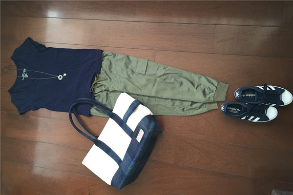 休闲鞋牛仔裤搭上衣,豹纹休闲鞋配女上衣 休闲鞋牛仔裤搭上衣,豹纹休闲鞋配女上衣