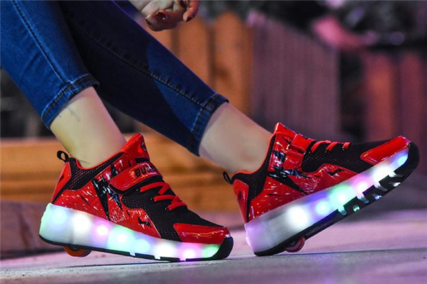 暴走鞋是单轮好还是双轮好,暴走鞋一个轮好滑还是两个轮