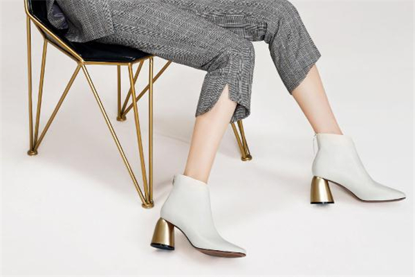 粗高跟短靴子怎么搭配,粗跟长靴怎么搭配