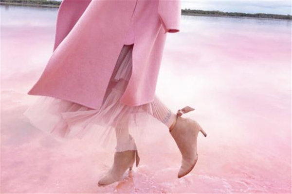 靴子挤脚怎么撑大一码,鞋子挤脚怎么撑大