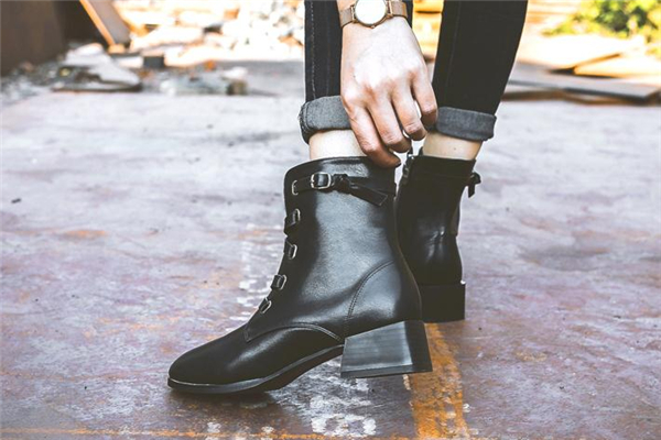 靴子后面磨脚怎么处理,靴子脚踝处磨脚怎么办 靴子后面磨脚怎么处理,靴子脚踝处磨脚怎么办