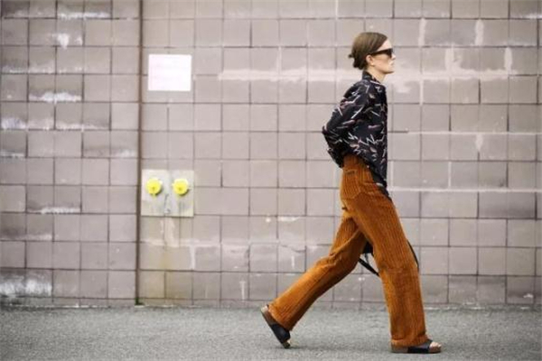 怎样挑选灯芯绒裤子,灯芯绒裤子好吗 怎样挑选灯芯绒裤子,灯芯绒裤子好吗