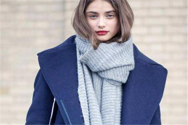 蓝色呢子大衣如何搭配,蓝色呢子大衣内搭图