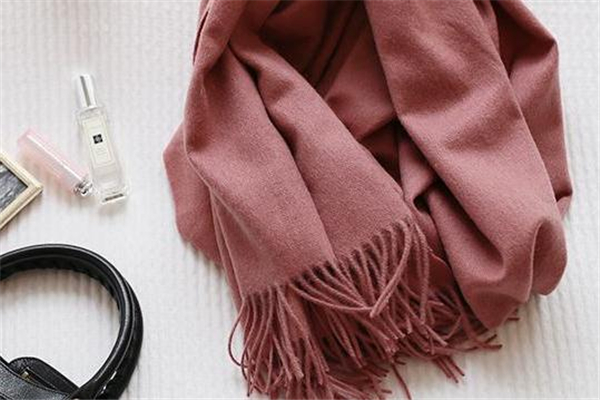 羊毛围巾起球不,纯羊毛围巾起球吗