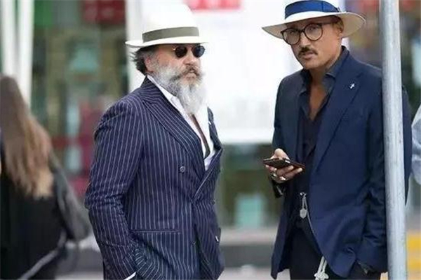 西装后面双开叉叫什么,西服开叉和不开叉区别