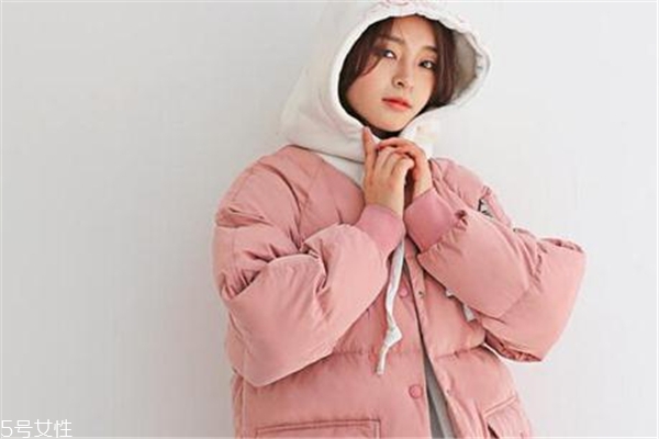 干枯玫瑰色羽绒服搭配,干枯玫瑰色羽绒服