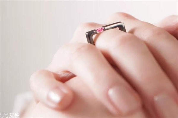 职场配饰的选择和搭配,首饰的搭配原则是什么