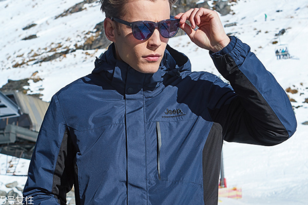 冲锋衣和羽绒服哪个保暖效果好,冲锋衣暖和还是羽绒服暖和