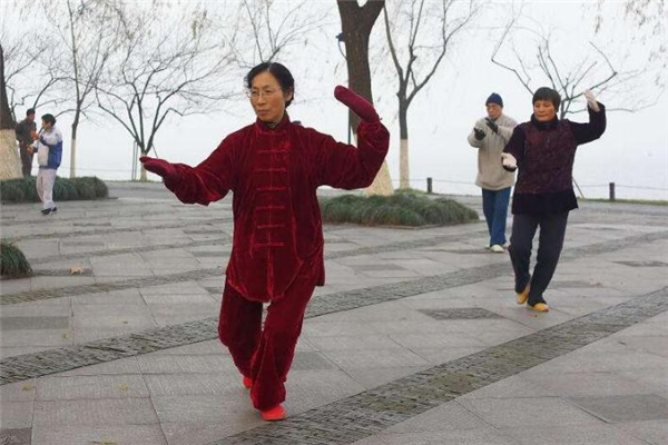 晨练前喝水要注意什么(晨练前喝水还是晨练后喝水)