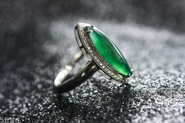 翡翠戒指的价格一般在,翡翠戒指值钱吗