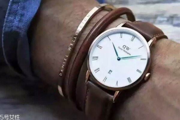 dw手镯什么意思,dw手镯中号多大