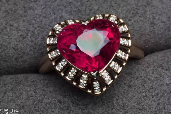 碧玺卢比来是什么颜色,卢比来红碧玺是什么意思