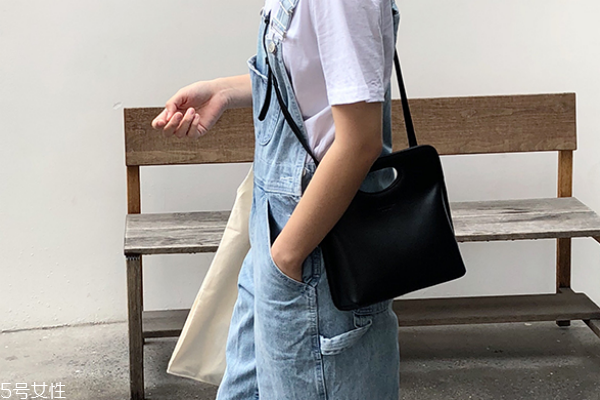 皮包上的红酒渍怎么去除,皮包可以用酒精擦干净吗?