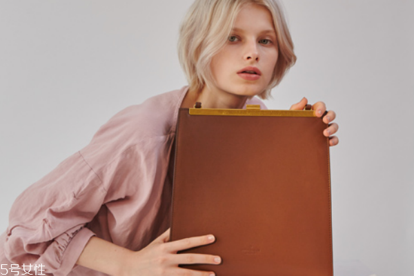 皮包怎么上油,皮包怎么上油保养