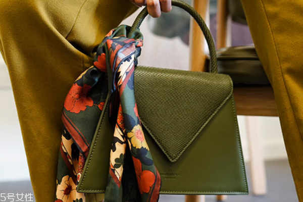 黑色皮包用什么擦会亮,皮包黑了怎么擦掉