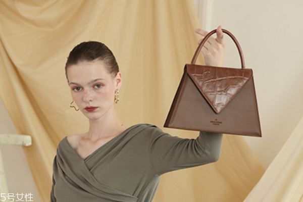 皮包沾上油漆怎么清洗,皮包上沾上油漆怎么清理