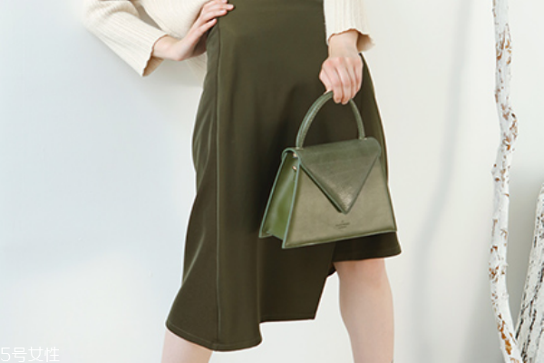 皮包皱了怎么恢复,皮包褶皱变形怎么修复