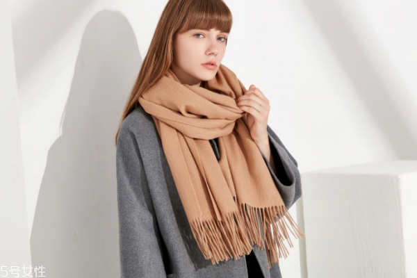 怎样防止羊毛围巾掉毛,纯羊毛围巾掉毛怎么办