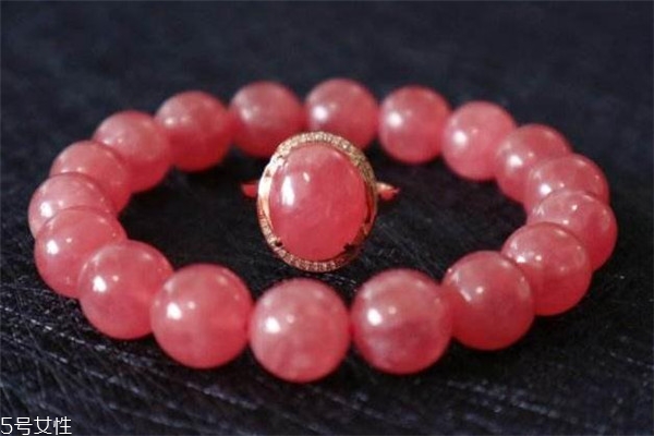 适合戴红纹石的人,红纹石是不是越红越好