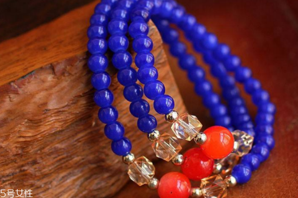 玛瑙和翡翠哪个值钱,蓝色玛瑙值钱吗