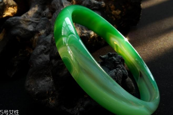 绿玛瑙真假辨别方法,真假绿玛瑙的鉴别图片