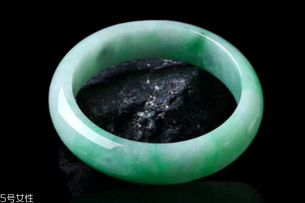 为什么阳绿翡翠最贵,有阳绿的翡翠手镯价格