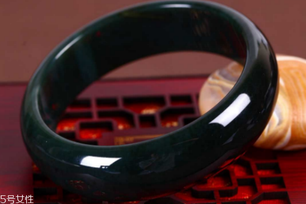 墨玉手镯怎么鉴别真假,墨玉翡翠的鉴别方法 墨玉手镯怎么鉴别真假,墨玉翡翠的鉴别方法